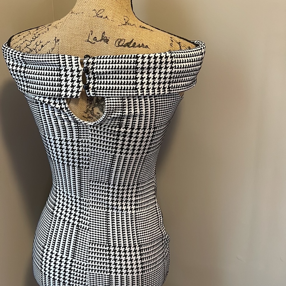 Classy Houndstooth Formfitting Dress w/ A Buttoned No-Shoulder Halter Neckline